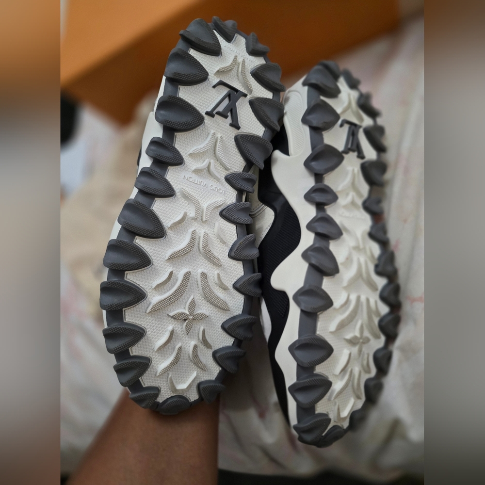 Louis Vuitton Sneakers - Picture 4 of 6